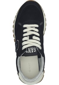 Schwarze Wildledersneaker mit weißen Schnürsenkeln, Gummisohle und grauem Innenfutter. Verfügt über eine Markenkennzeichnung auf der Zunge und einem seitlichen Patch. Klassisches sportliches Design.