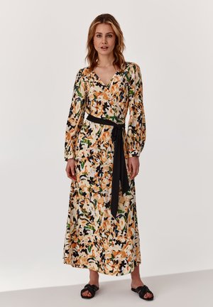 Abito maxi floreale in tessuto morbido, con design avvolgente, maniche lunghe e una cintura nera. I colori includono arancio, verde e motivi neri.