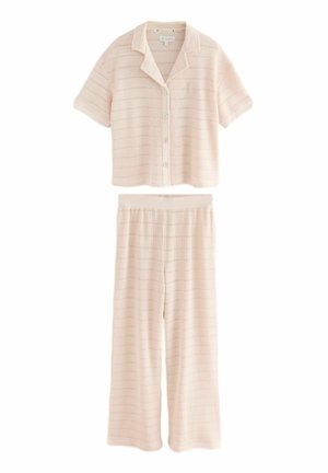Lichtroze gebreid pyjamaset met een coller korte mouwen top met knoopsluiting en bijpassende wijde broek met een elastische tailleband.