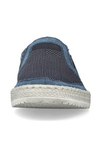 Blauer Stoff-Sneaker mit Netzpaneelen, strukturiertem Gummisohle und kontrastierenden Nähten, mit abgerundetem Zehenbereich und niedrigem Design.