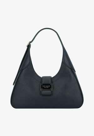 Bolsa de mão em couro preto com uma forma curva, apresentando uma alça de ombro estruturada e um detalhe de logótipo retangular em hardware na parte da frente.