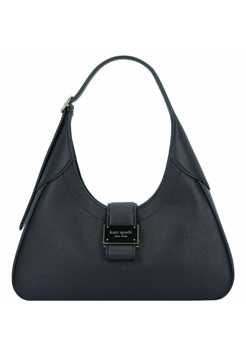 Borsa a tracolla in pelle nera con forma curva, dotata di una tracolla strutturata e un dettaglio logotipo hardware rettangolare sul davanti.