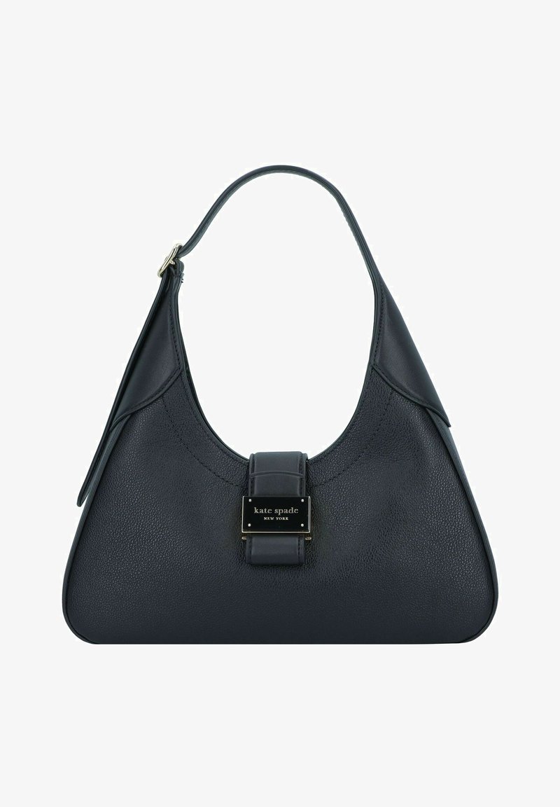 Bolsa de mão em couro preto com uma forma curva, apresentando uma alça de ombro estruturada e um detalhe de logótipo retangular em hardware na parte da frente.