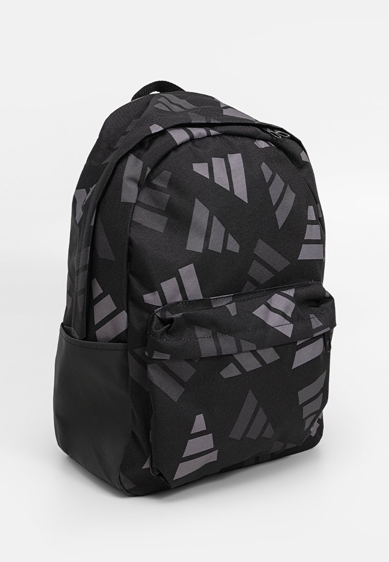 Sac à dos en tissu noir avec un motif géométrique gris, poche avant unique, bretelles rembourrées et base texturée.