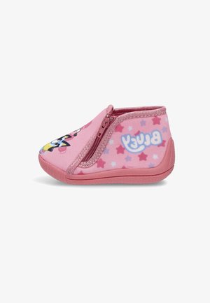 Botines de tela rosa con patrones de estrellas, cierre con cremallera y suelas de goma. Presentan un personaje de dibujos animados y acentos brillantes. Textura suave.