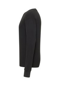 Melnā, garām piedurknēm krekls no strukturētas auduma ar apaļu apkakli un ribota auduma aprocēm. Skats no sāniem izceļ pieguļošu dizainu.