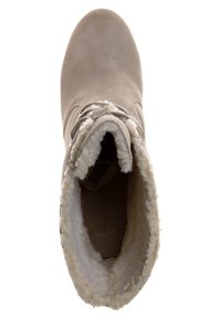 Botte d'hiver en suède marron clair avec doublure en polaire crème et devant à lacets, vue de dessus.