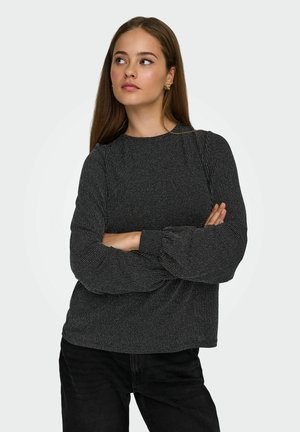 Svart langermet topp med teksturerte vertikale striper, rund halsringning og puffede ermer, kombinert med svarte bukser.