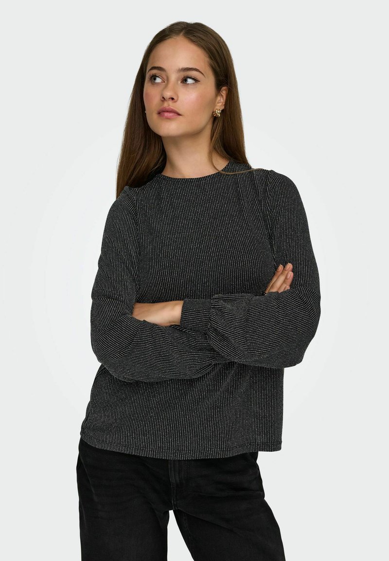 Top nero a maniche lunghe con righe verticali testurizzate, scollo rotondo e maniche a sbuffo, abbinato a pantaloni neri.