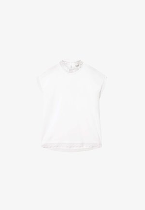 Witte blouse met korte mouwen en kanten afwerking aan de kraag, mouwen en zoom, met een kleine knoopsluiting aan de achterkant.