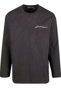 Sort langærmet bomulds t-shirt med rund halsudskæring og hvidt kursiv tekst på brystet. Glat tekstur, afslappet pasform og lige kant.