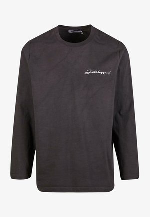 Sort langærmet bomulds t-shirt med rund halsudskæring og hvidt kursiv tekst på brystet. Glat tekstur, afslappet pasform og lige kant.