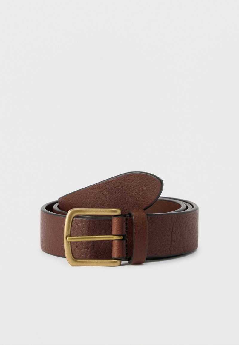 Ceinture en cuir marron enroulée avec une boucle rectangulaire en laiton sur un fond clair uni.