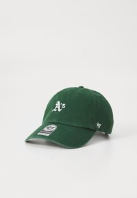 Casquette de baseball vert foncé avec un logo "A's" brodé en blanc, présentant un bord courbé et une étiquette de marque à l'avant.