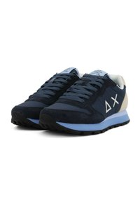Scarpe da corsa blu navy realizzate con una combinazione di materiali in suede e rete, con accenti azzurri, suola nera e un dettaglio del logo triangolare.