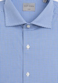 Camicia slim fit in azzurro chiaro con motivo a quadri. Presenta un colletto classico e bottoni bianchi. Tessuto morbido al tatto. Etichetta con la scritta "DAN JOHN."