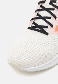 adidas Performance ULTRABOUNCE - Scarpe da corsa su strada - crystal white/solar red/orbit grey