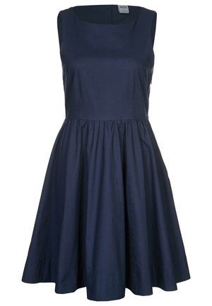 Robe bleu marine sans manches en coton. Elle présente un corsage ajusté et une jupe évasée. Texture lisse avec un col rond classique.