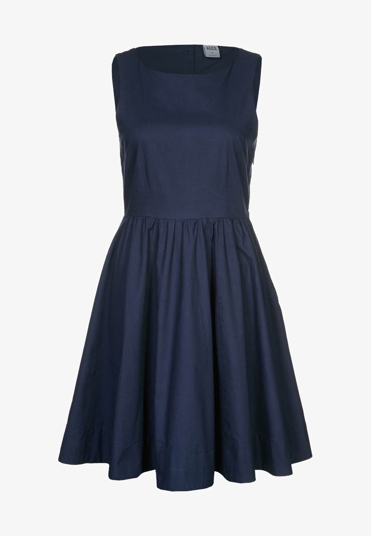 Robe bleu marine sans manches en coton. Elle présente un corsage ajusté et une jupe évasée. Texture lisse avec un col rond classique.