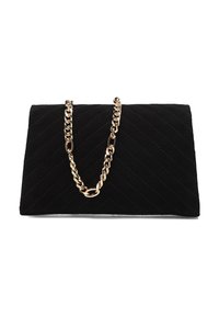 Zwarte gewatteerde suede clutch bag met een gouden kettingriem en een platte vormgeving met diagonale stiksels.