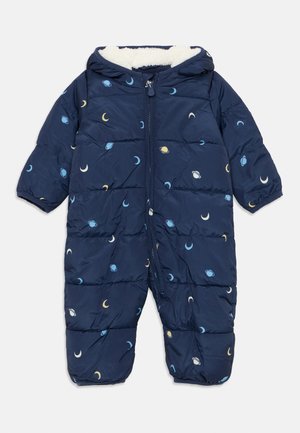 Marineblauer gepolsterter Schneeanzug mit Kapuze, der Muster von Planeten und Monden in Blau, Gelb und Weiß zeigt. Weiche Innenauskleidung. Reißverschluss.
