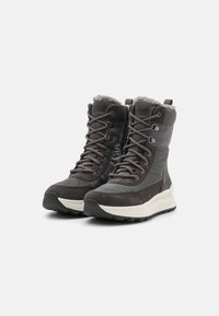 Botas gris oscuro con una combinación de materiales de cuero y ante, que cuentan con forro de piel sintética, diseño de cordones y una suela de goma texturizada.