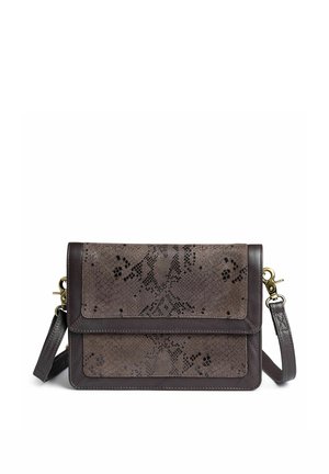 Sac bandoulière rectangulaire gris foncé avec texture peau de serpent, rabat avant et bandoulière réglable avec fermoirs dorés sur fond blanc.