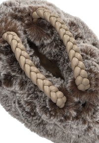Pantofole in pelliccia marrone con manici intrecciati color beige, caratterizzate da una texture morbida e da una forma rotonda, adatte per l'uso indoor. Nessun marchio o logo visibile.