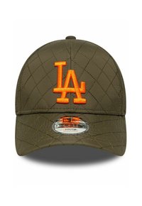 Olivgrüne Baseballkappe mit diamantgenoppter Textur, orangefarbenem, gesticktem "LA"-Logo und verstellbarem Snapback. Verfügt über einen runden Schirm und ein Markenetikett.
