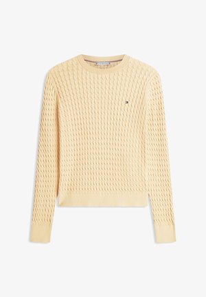 Pulover tricotat de culoare galben deschis cu un design texturat în stil cablu. Prezintă un guler rotund și manșete și tivuri cu rebru. Logo mic pe piept.