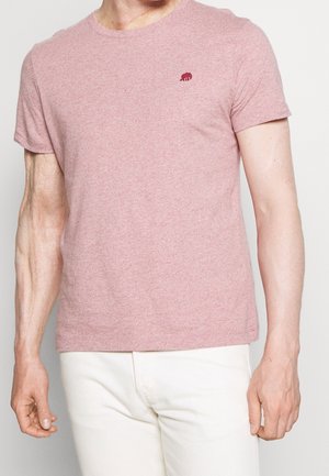 T-shirt z krótkim rękawem i okrągłym dekoltem w melanżowym różowym materiale, z małym haftowanym logo na lewej piersi i luźnym krojem.