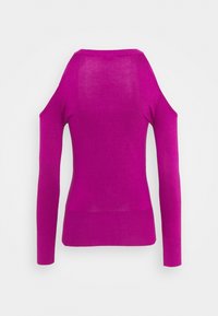 Maglietta aderente a maniche lunghe, design a spalle scoperte, realizzata in tessuto a maglia di un vivace colore magenta. Texture liscia con polsini a coste.