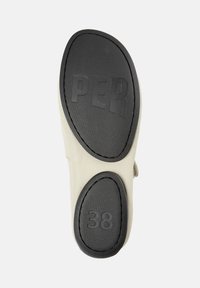 Sole beige con parte inferiore in gomma nera texturizzata. Presenta le scritte "PER" e "38" stampate nella suola. Forma arrotondata con bordo liscio.