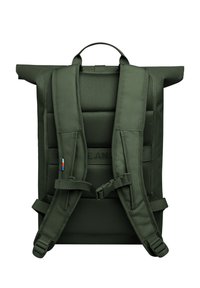 Mochila verde de tipo roll-top con respaldo de malla acolchada, correas ajustables, bolsillo frontal y diseño minimalista. Cuenta con tela duradera y herrajes funcionales.