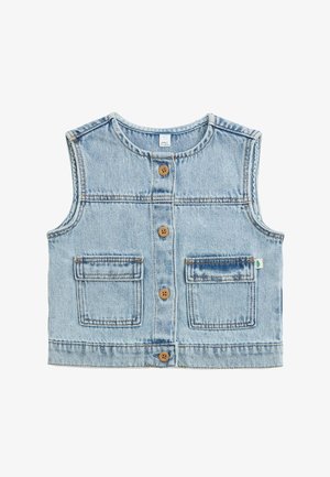 Gilet di jeans azzurro chiaro senza maniche con scollo rotondo, quattro bottoni marroni e due tasche frontali con patta su sfondo bianco.