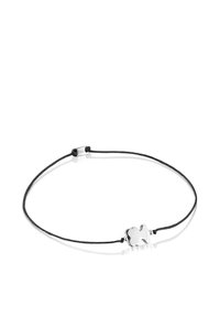 Braccialetto in corda nera con un charm metallico a forma di quadrifoglio in argento, con una superficie liscia e un gancio semplice.