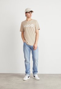 HUGO DULIVIO - Marškinėliai su spaudiniu - medium beige