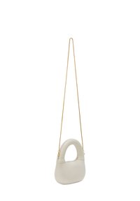 Lille hvid håndtaske med et rundt håndtag, glat tekstur og en guld kædestropp. Simpel design, minimalistisk form, uden synlige mønstre.