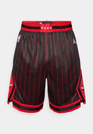 Zwarte basketbalshorts met rode naaldstrepen, een rode tailleband en zijaccenten met een Bulls-logo en een NBA-logo op het linkerbeen.
