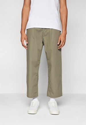 Levi's® STAY LOOSE PLEATED CROP - Laisvo kirpimo džinsai - olive