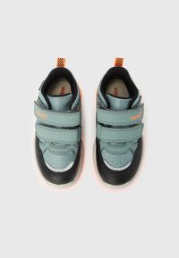 Παιδικά αθλητικά παπούτσια σε τιρκουάζ και μαύρ ο χρώμα με πορτοκαλί τμηματικά τμήματα και ιμάντες με βέλκρο με την επιγραφή "superfit", τοποθετημένα δίπλα το ένα στο άλλο σε λευκό φόντο.