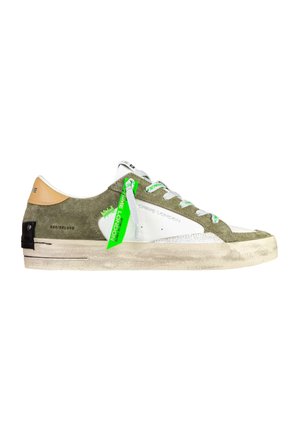 Sneaker basse in suede verde, pannelli in pelle bianca, lacci con dettagli verdi, suola in gomma consumata e una targhetta verde brillante sul lato.