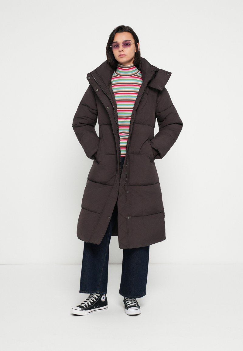 GAP PUFFER TIE WAIST LONG - Zimní kabát - terra brown