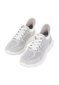 Hellgraue Turnschuhe aus einer Kombination von glattem Wildleder und Mesh-Materialien, mit weißen Schnürsenkeln, einem gepolsterten Kragen und einer dicken weißen Sohle.