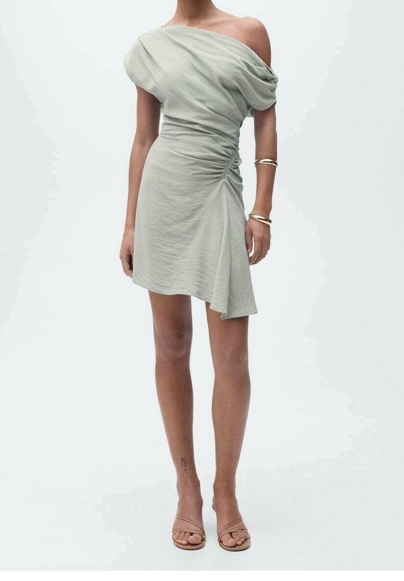 Helles grünes, schulterfreies Kleid mit Raffung an der Seite und asymmetrischem Saum. Weicher Stoff und lockerer Schnitt. Minimalistisches Design.