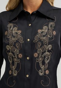 Camisa de cetim preto com intricado bordado em paisley dourado e castanho, com botões prateados e um design de gola clássica.