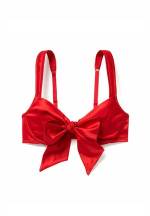 Roter Satin-BH mit einer großen zentralen Schleife, verstellbaren Trägern und einer glatten Oberfläche. Das Design ist strukturiert mit weichen Cups.