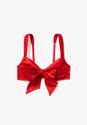 Roter Satin-BH mit einer großen zentralen Schleife, verstellbaren Trägern und einer glatten Oberfläche. Das Design ist strukturiert mit weichen Cups.