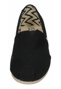 Scarpa slip-on in tela nera con punta arrotondata, caratterizzata da una fodera interna a motivo zigzag e design minimalista. Parte superiore in tessuto morbido.