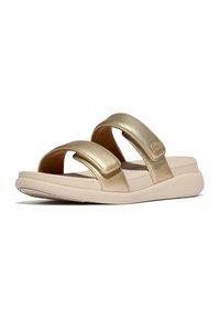 Gouden slipper-sandalen hebben twee brede banden en een gevoerde beige zool, ontworpen voor comfort met een gladde textuur en een minimalistische vorm.